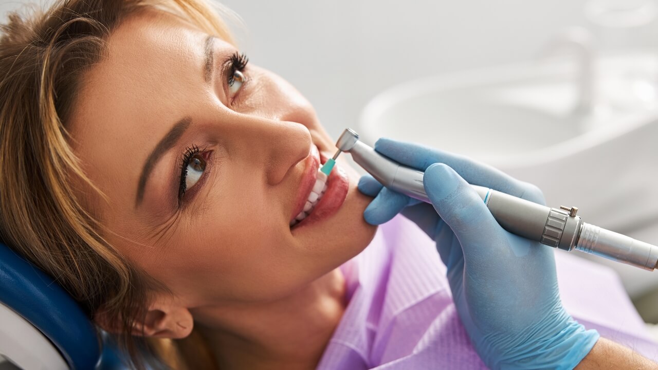 Professionelle Zahnreinigung (PZR) zum Schutz vor Karies, Parodontitis und Mundgeruch